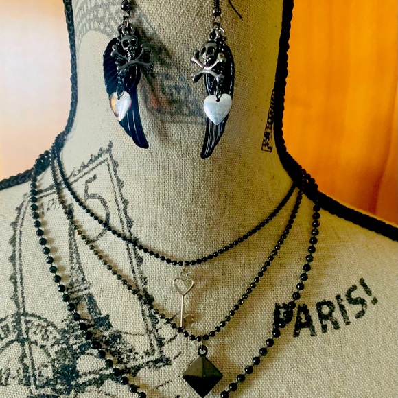 $$FINAL SALE$$ 💵 Super cute off the shoulder + 🎁 free jewelry❣️ - Picture 3 of 6